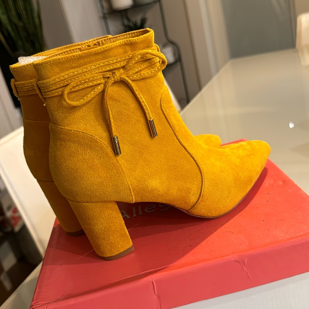 Yellow boots - size 6